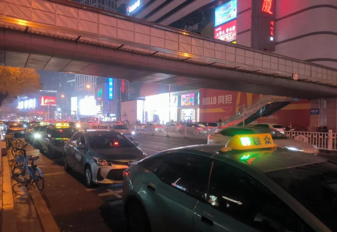 曾经贵得离谱的东西，现在啥样了？固定电话、出租车牌照有话说插图3