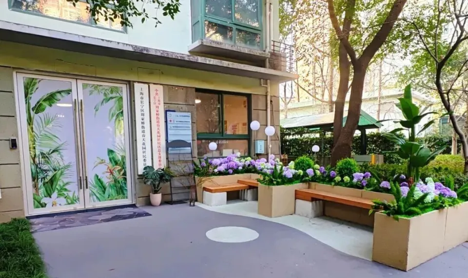 周家桥街道春天花园居民区老旧办公室变身温馨社区会客厅