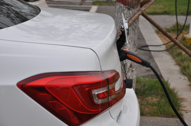 想买车的朋友都在等固态电池？专家：近期买车没必要等插图3