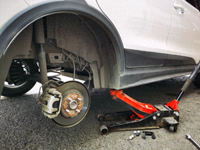 开车五年才懂：爆胎真凶不是胎压，而是这三个隐蔽原因插图