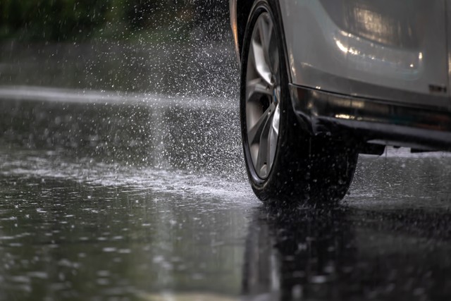 开车五年才懂：爆胎真凶不是胎压，而是这三个隐蔽原因插图1