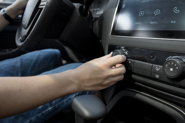 老司机揭秘冬天开车空调用法，堵车除雾这样操作才安全插图1