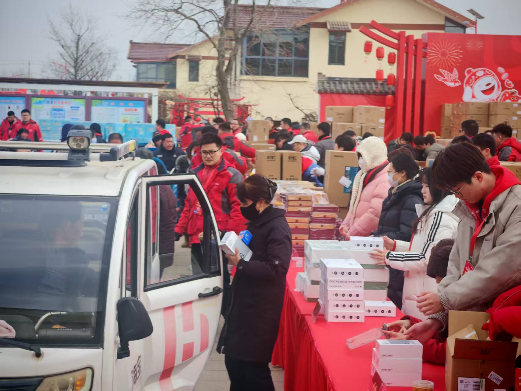 刘强东给宿迁老乡送年货，AI手机成老人最爱，玩具受孩子追捧插图3
